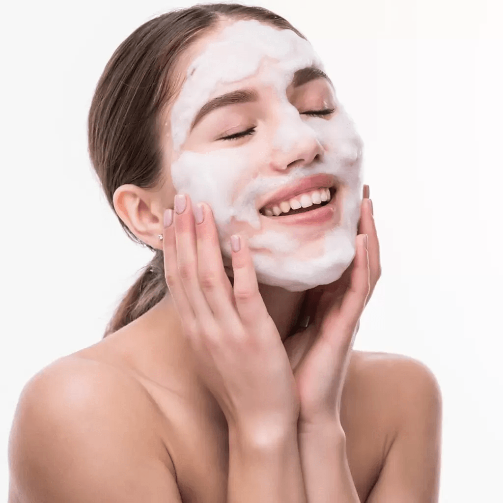 The atomic 8 oxygenating mask brightens, cleanses, and controls pores on the skin. Gently exfoliates the skin and eliminates dead skin cells, leaving your skin radiant.